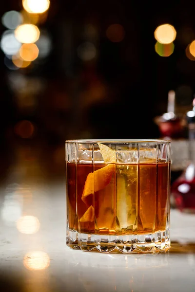 Gammaldags Negroni Klassiska Cocktail Counter Bar Bakgrund Whisky Gammaldags Serveras — Stockfoto