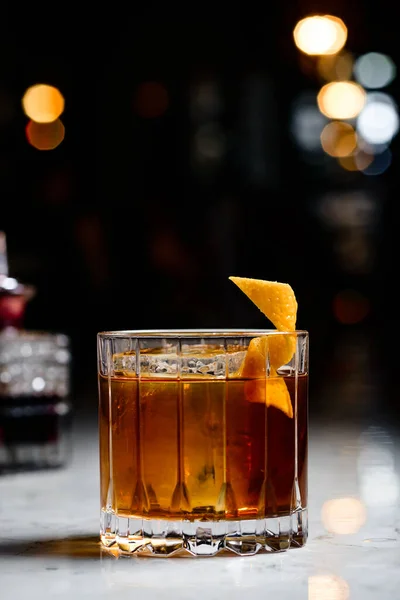 Närbild Klassiska Gudfar Cocktail Med Skiva Orange Och Isbitar Ljusa — Stockfoto