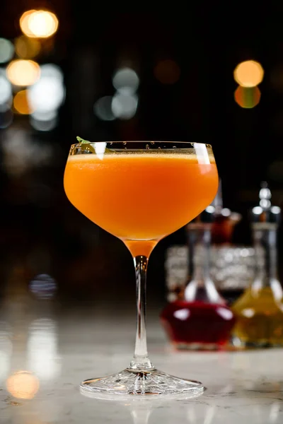 Zelfgemaakte Brandy Daisy Cocktail Oranje Martini Oranje Cocktail Feestelijke Kerstcocktail — Stockfoto