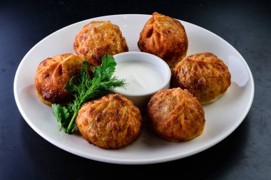 Kızarmış Mandy Özbek mutfağı, büyük kızarmış manti köftesi.