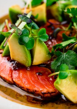 Makro kasede avokado ile kurutulmuş somon balığı, premium restoranda soslu kurutulmuş somon salatası.