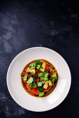 Kavanozda kavrulmuş somon balığı, soslu kurutulmuş somon salatası prim restoranda fotokopi alanı arka planında.