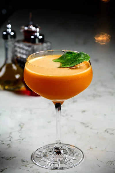 Hausgemachter Brandy Daisy Cocktail Orange Martini Orangencocktail Festlicher Weihnachtscocktail — Stockfoto