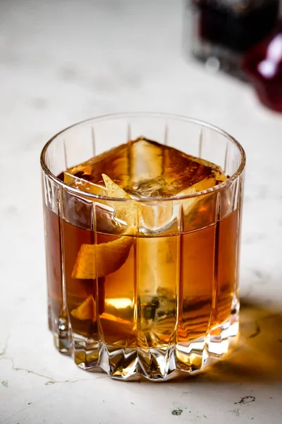 Tezgah Bar Arka Planında Eski Moda Negroni Klasik Kokteyli Viski — Stok fotoğraf