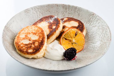 Ricotta krepleri, Syrniki süzme peynirli krepler, süzme peynirli börekler, peynirli kekler sağlıklı kahvaltı.