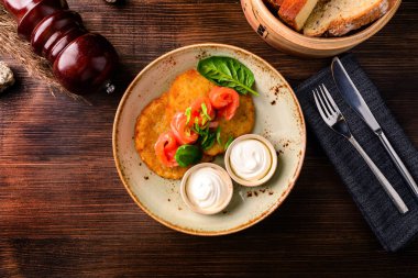 Hanuka için patatesli gözleme tabağı ahşap masada, patatesli gözleme Draniki üst manzara, düz yatış