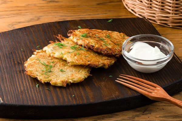 Plate Tasty Potato Pancakes Hanukkah Wooden Table Potato Pancakes Draniki — Stock Photo, Image