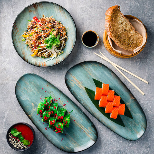 Концепция китайской кухни. Ассорти азиатских продуктов питания на сером столе вид сверху, плоский лежал