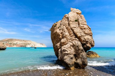 Yunan Kayası 'nın yanındaki ünlü plaj, tanrıça Afrodit, Paphos, Kıbrıs' ın doğduğu yer. Güzel deniz manzarası