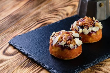 Meyveli ve fındıklı ev yapımı kekler, fındıklı tatlı randevu kekleri. Sağlıklı bir atıştırmalık.