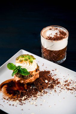 Yemek fotoğrafçılığı konsepti. Sütlü kahveli kahvaltı ve kafede tatlı, kek ve kahve molası.