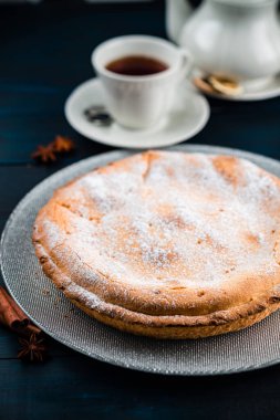 Süzme peynirli turta ve ahşap arka planda krema şekeri, süzme peynirli turta.