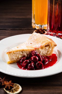 Süzme peynirli dilimler ve ahşap arka planda krema şekeri, süzme peynirli turta.