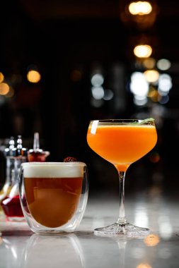 Renkli kokteyller renkli klasik kokteyl barlarını kapatır. Menü barında alkol. En çok satan içki seçimi kokteyller martini ve kısa bar bulanık arka plan