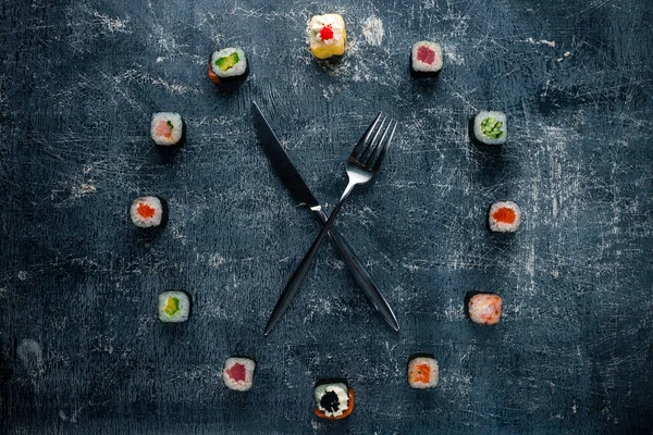 Sushi Idő Formájában Egy Falióra Beton Háttér Sushi Óra Villával — Stock Fotó