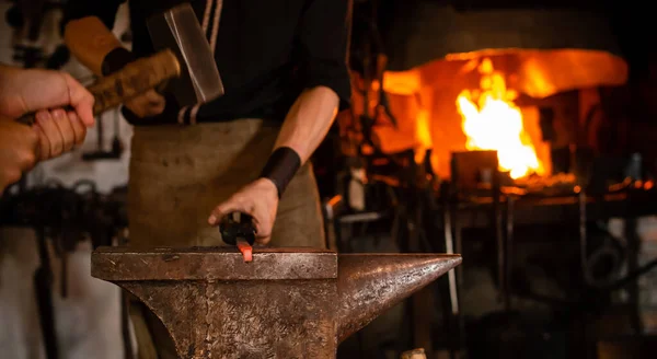 Schmied Mit Stürmer Schmiedet Hufeisen Auf Amboss Mit Schmiedemeißel Nahschmied — Stockfoto