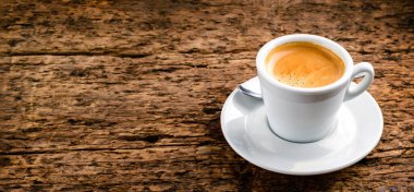 Kahve fincanının üstü ahşap arka taraftaki grunge manzaralı.