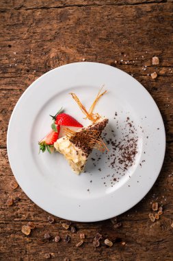 Bir dilim çikolatalı ve süzme peynirli krep, Maslenitsa, bademli ve çikolatalı ince krep.