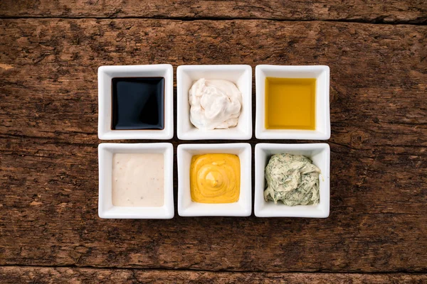 Salata sosu için çeşitli soslar hazırlayın. Kırsal arka plan, üst manzara, sınır. Sağlıklı yaşam tarzı ve vejetaryen ya da diyet gıda konsepti üst görünüm, düz yatış