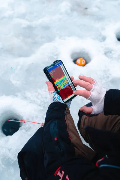 Sondeur pour la pêche en hiver. Dispositif de surveillance des poissons sous la glace. — Photo