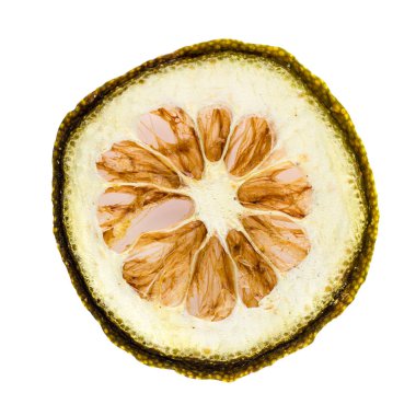 Beyaz arka planda kurutulmuş turunçgil dilimi, beyaz arkaplanda izole edilmiş kurutulmuş kireç dilimi.