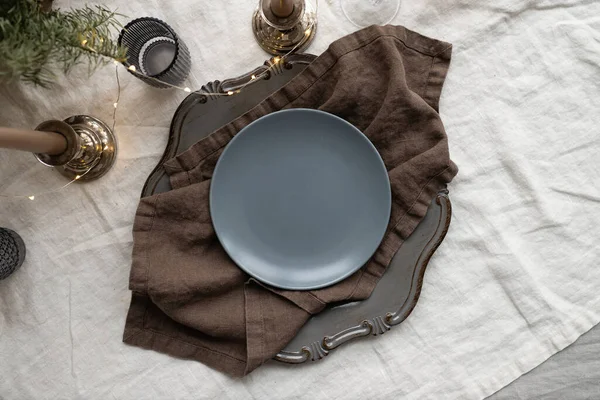 白色桌布底座上有陶瓷盘的老式或乡村餐桌设置 复制空间 精致的空盘子 亚麻餐巾上的餐具 乡村风格的生态风格 — 图库照片