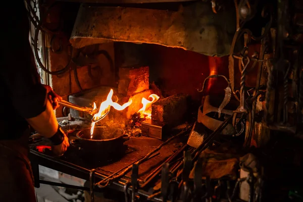 Professionelle Schmiede Die Mit Metall Abschreckung Heißes Eisenteil Mit Wasser — Stockfoto