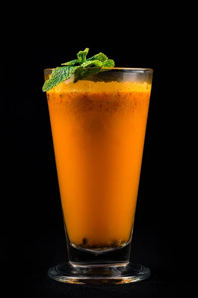 在黑色背景上隔离的玻璃杯中的海刺和海刺果汁 健康的生活 免疫系统展位 沙棘饮料 沙棘热茶 — 图库照片