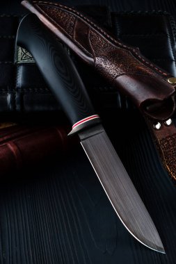 Tahtadaki av malzemeleri, ahşap masadaki güzel av bıçağı.