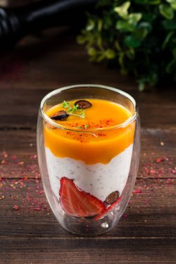 Çilek ve chia tohumlu puding, bardakta chia tohumlu meyve tatlısı, sağlıklı kahvaltı veya sabah atıştırması, vejetaryen yiyecekler, diyet ve sağlık konsepti