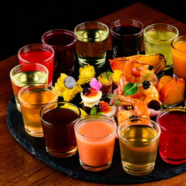 試飲セット各種アルコールのチンキやお菓子 木製の背景に静物の色合いがあり — ストック写真