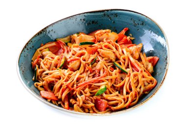 Tavuklu Çin usulü kızarmış şehriye, beyaz arka planda izole edilmiş Tayland usulü yumurtalı erişte. Asya abur cubur konsepti