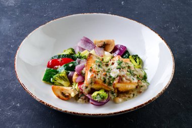 Lokanta levreğinde sebzeli levrek filetosu. Kapatın. Keto, paleo, fodmap diyet yemeği. Sağlıklı konsept, glütensiz