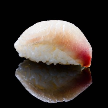 Siyah arka planda lezzetli Tai Nigiri levrek suşisi. Geleneksel Japon mutfağı. Nigiri levreği yakın çekim