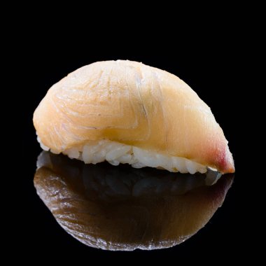 Lezzetli Tai Nigiri Sushi, Siyah arka planda tütsülenmiş tütsülenmiş Suşi. Geleneksel Japon mutfağı. Nigiri levreği yakın çekim