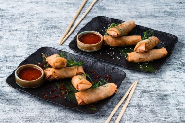 Çıtır çıtır Çin Geleneksel Baharı, sette yiyecekler, fotokopi alanı arka planında börekler.