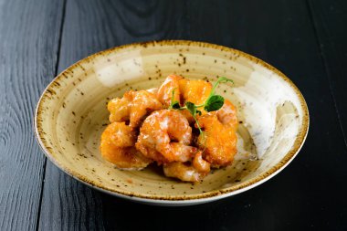 Kızarmış karides ya da tatlı karides geleneksel Asya yemeği.