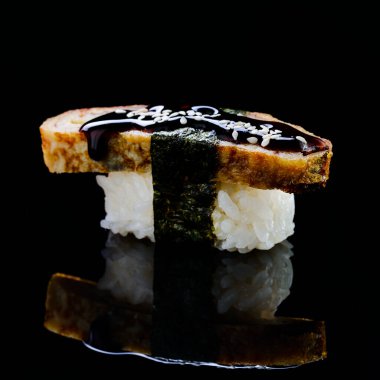 Tamago yumurtası Omelette nigiri sushi, Japon yemek stili tamago nigiri sushi. Siyah arka planda izole edilmiş.