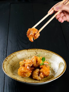 Kızarmış karides ya da tatlı karides çubuklarda geleneksel Asya yemeği.