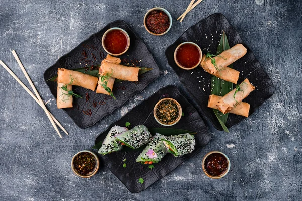 Crispy Chinese Traditional Spring Rouleaux Nourriture Sur Plateau Rouleaux Printemps — Photo