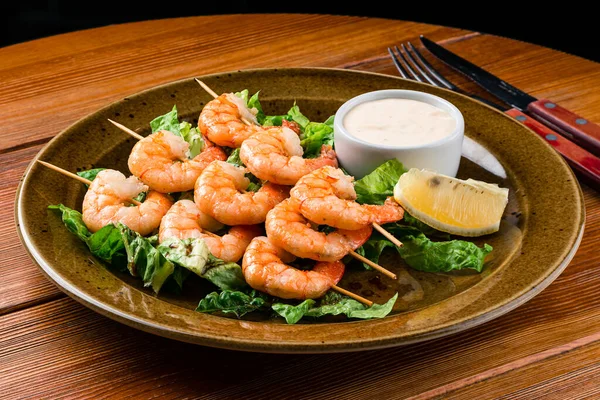 Langostinos Fritos Pinchos Con Albahaca Limón Sobre Fondo Madera Vieja — Foto de Stock