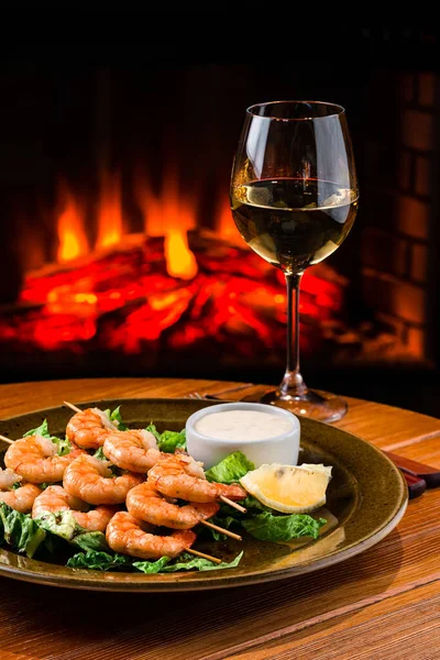 Langostinos Fritos Pinchos Con Albahaca Limón Sobre Fondo Madera Vieja —  Fotos de Stock