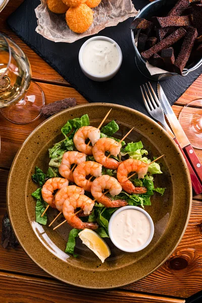 Langostinos Fritos Pinchos Con Albahaca Limón Sobre Fondo Madera Vieja — Foto de Stock