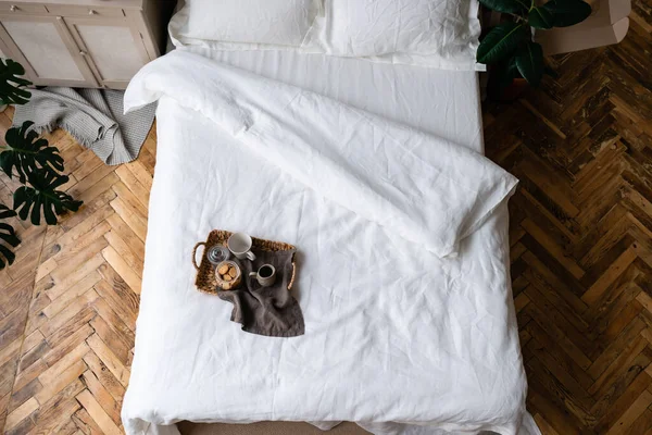 Holztablett Mit Leichtem Frühstück Auf Bett Mit Weißer Bettwäsche Morgenfrühstück — Stockfoto