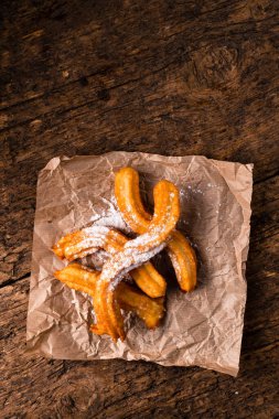Geleneksel İspanyol tatlısı, şeker ve tarçınlı, yakın plan churros çubukları kağıt torbada taze sıcak.