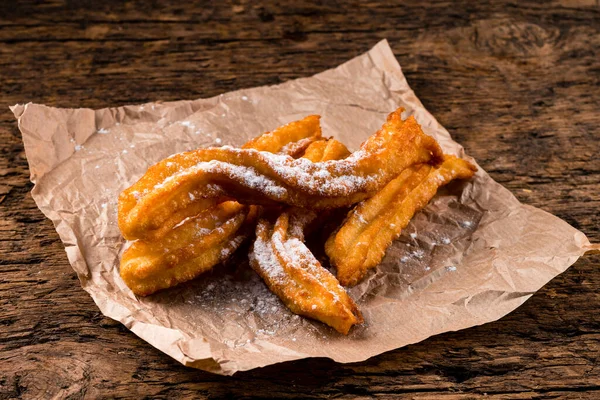Geleneksel İspanyol tatlısı, şeker ve tarçınlı, yakın plan churros çubukları kağıt torbada taze sıcak.