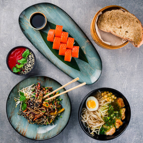 Концепция китайской кухни. Ассорти азиатских продуктов питания на сером столе вид сверху, плоский лежал