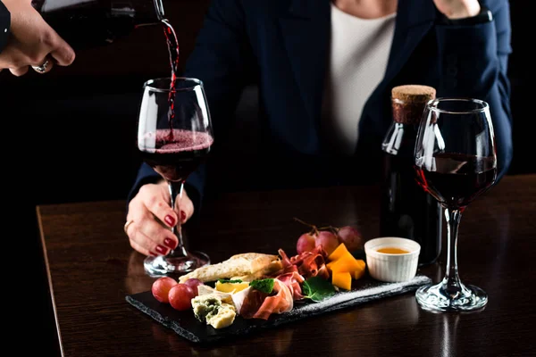 Mujer Sosteniendo Copa Vino Tinto Mano Sobre Fondo Borroso Primer — Foto de Stock