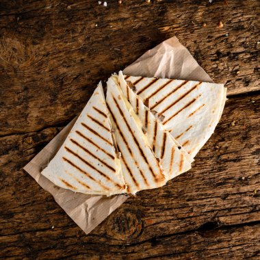 Sebze ve et karışımıyla doldurulmuş Pita. Doldurulmuş ızgara pide ekmeği.