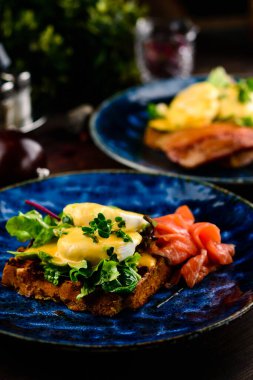 Çavdar ekmeğinde kırmızı balıklı taze sandviç. Keto dengeli diyet yiyecekler. Haşlanmış yumurta, otlar ve somon balıklı sandviç. Sağlıklı öğle yemeği, kahvaltı ya da hafif akşam yemeği. Sağlıklı ve besleyici yiyecekler.